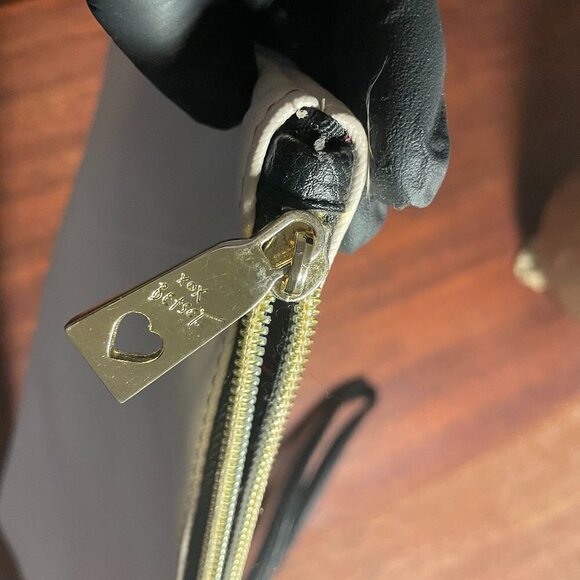 Pistachio Green and White Wrislet Clutch || Betsey Johnson || Good Condition - Picture 4 of 8